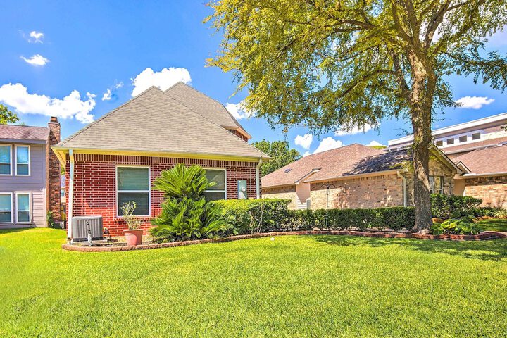 Beautiful Montgomery Home w / Lakefront Deck!