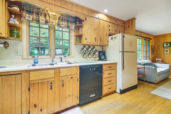 Lakefront Escape w / Deck & Kayaks in Lovell!