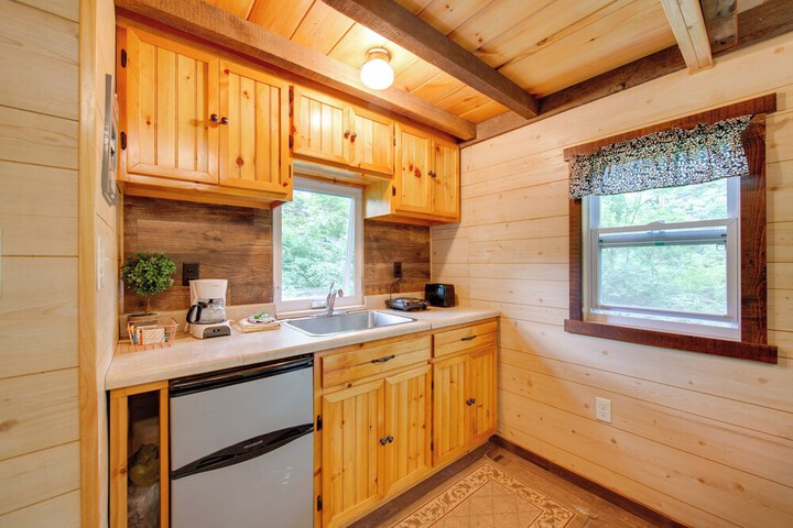 Tranquil Creekside Cabin in Dutch Country!