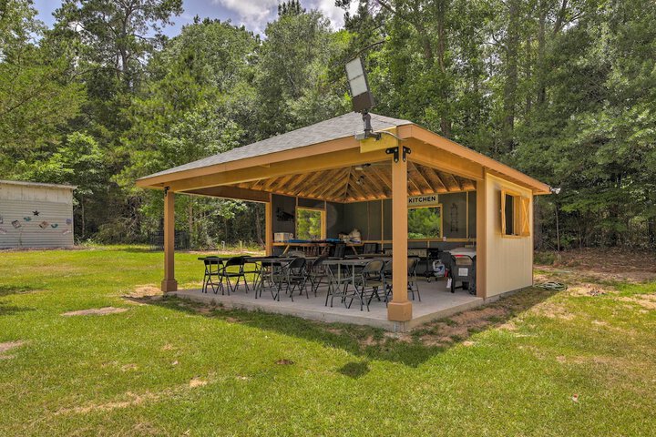 Lakefront Cabin w / Access to 2 Paddleboats!