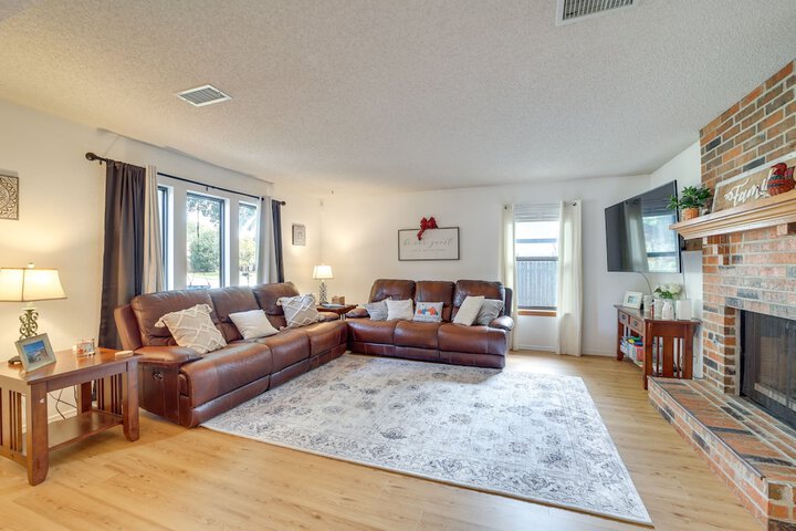 Family-friendly Broken Arrow Retreat w / Yard!