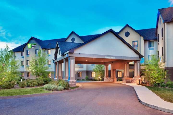 Holiday Inn Express & Suites Bradley Airport by IHG