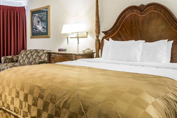 Clarion Hotel Mackinaw City Beachfront