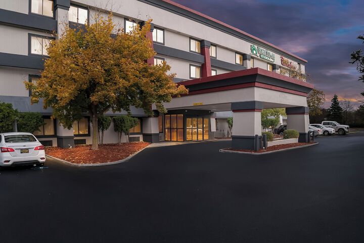 HomeTowne Studios by Red Roof Flint