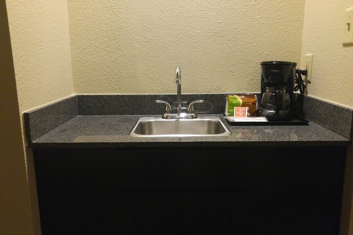 Super 8 by Wyndham Copley Akron