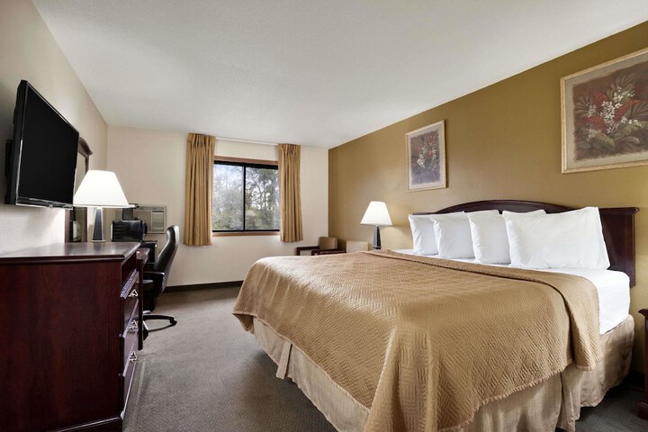 Travelodge by Wyndham La Porte / Michigan City Area