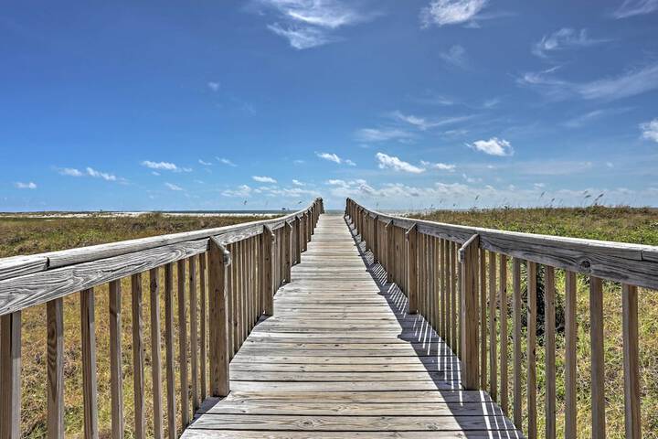 Beachfront Bliss on Dauphin Island w / Pool Access!