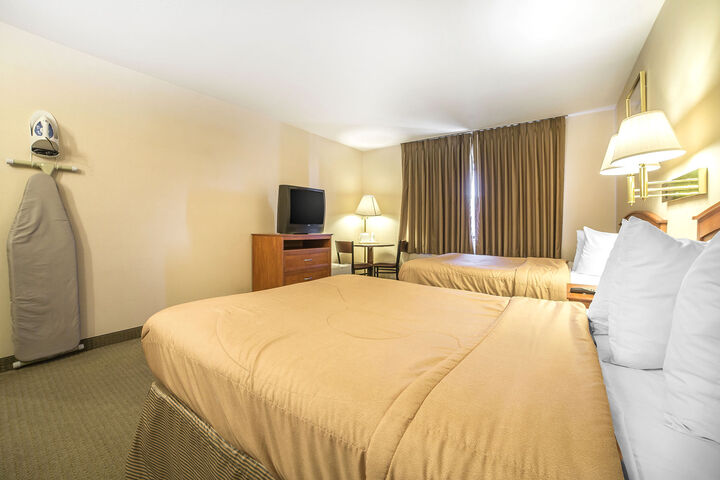 Econo Lodge Inn & Suites