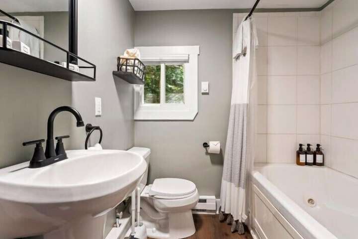 The Aurora Inn & Cottages
