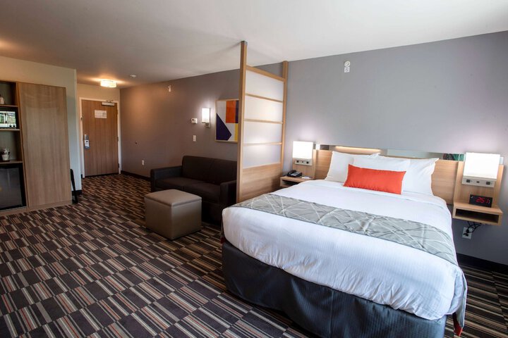 Room 27 of 38