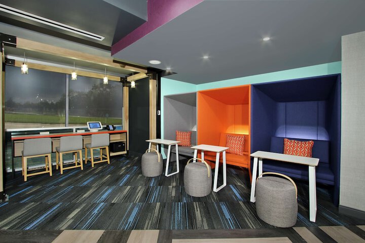 Business Center 33 of 34