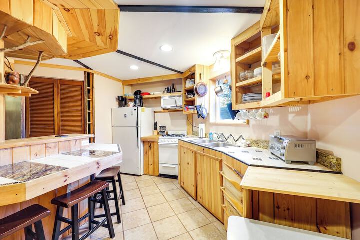Unique West Jefferson Home w / Fire Pit & Grill!