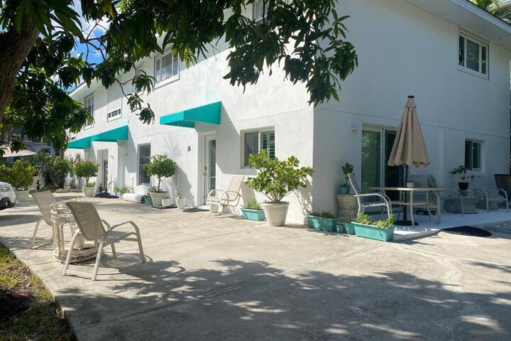 Closest 1BR to Vanderbilt Beach full kitchen with dishwasher, ALL NEW!