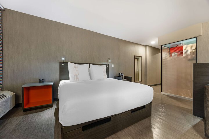 Room 33 of 48
