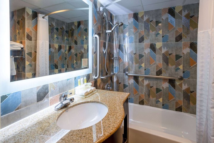 Days Hotel by Wyndham North Bergen / NYC Area