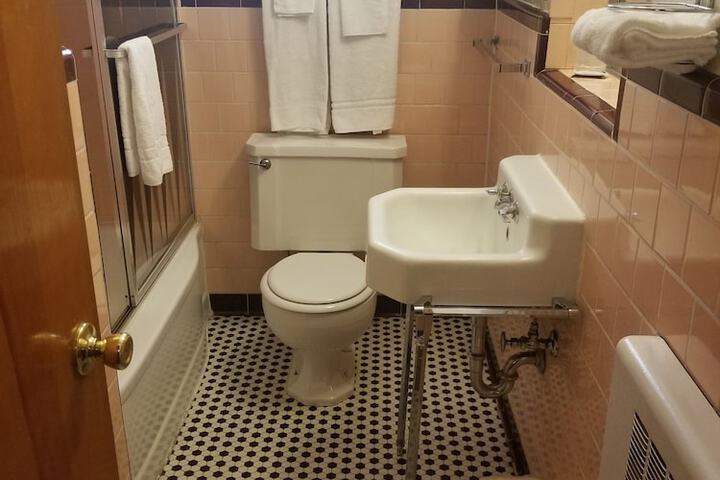 Room 16 of 19