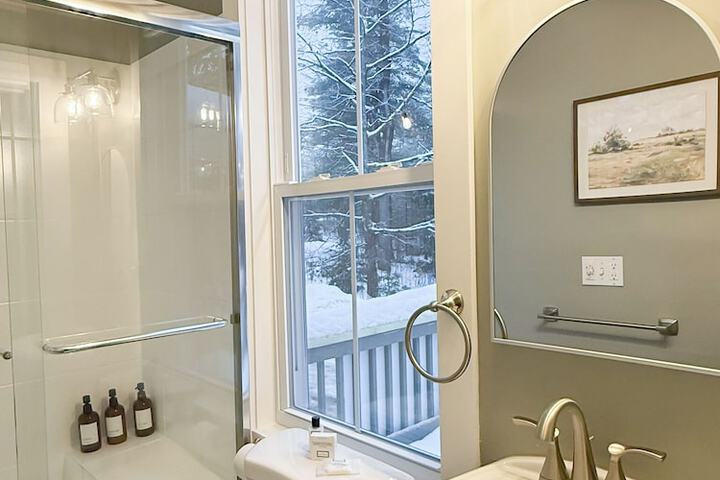 The Aurora Inn & Cottages