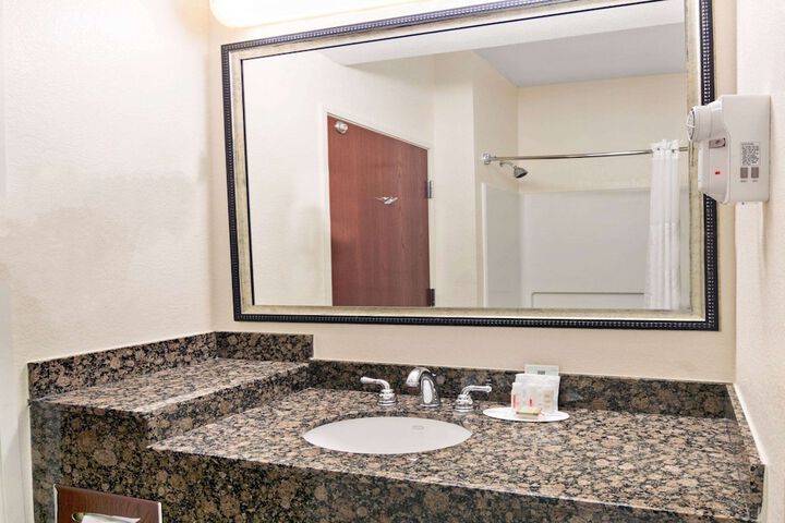 Super 8 by Wyndham Austin / Airport South