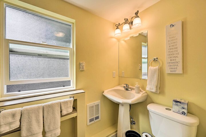 Family-friendly Kirkland Home 1 Mi to Downtown