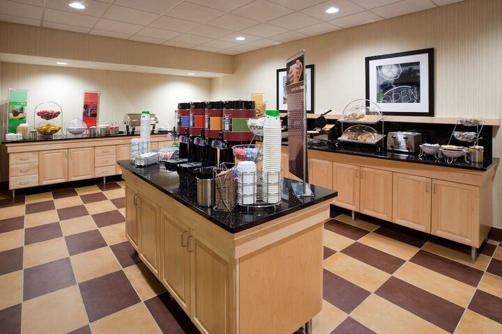Hampton Inn & Suites Minot Airport