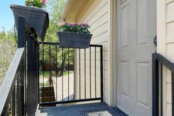 Cheerful 5 Bedroom Home with Heated Pool