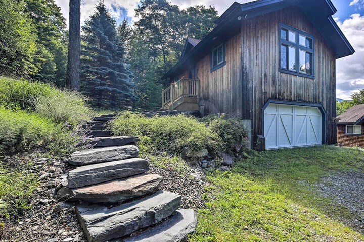 Airy & Bright Hideaway Near Smugglers Notch!