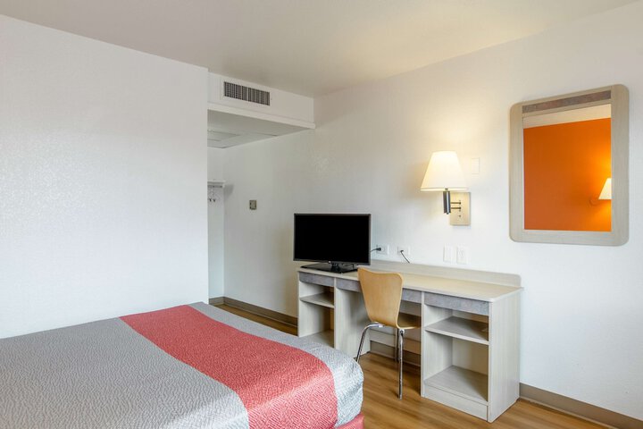 Room 33 of 40