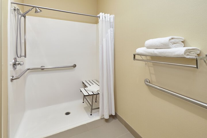 Holiday Inn Express & Suites Chicago-Libertyville by IHG