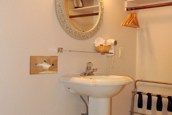 Room 15 of 27