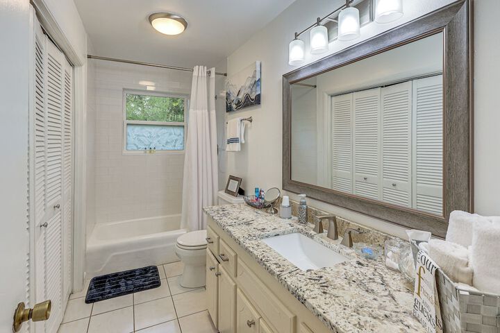 Sunroom & Yard: Charming Hot Springs Home!