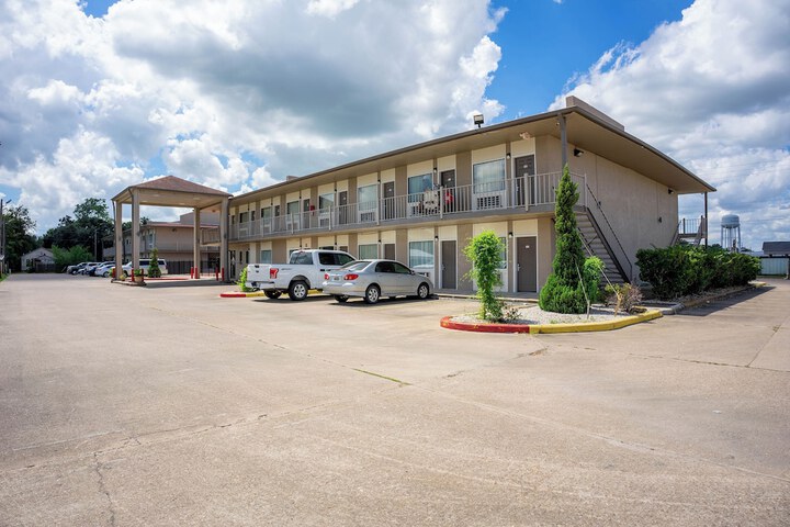 Regency Inn & Suites by OYO Bay City TX