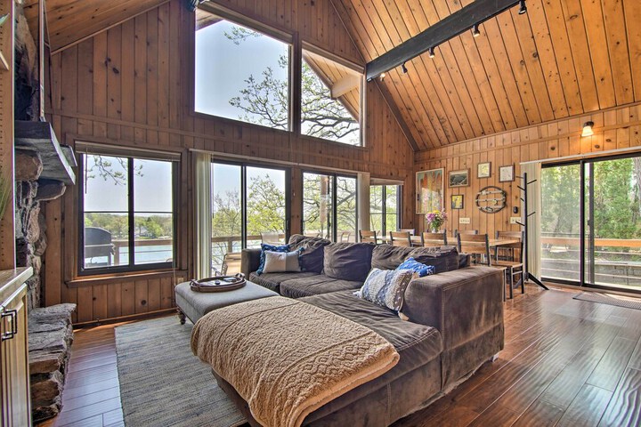 Serene Lakefront Escape: Boat Dock & Grill!