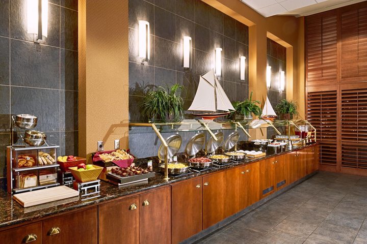DoubleTree by Hilton Bay City - Riverfront