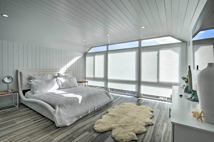 Luxurious Waterfront Home w / Private Pier & Views!