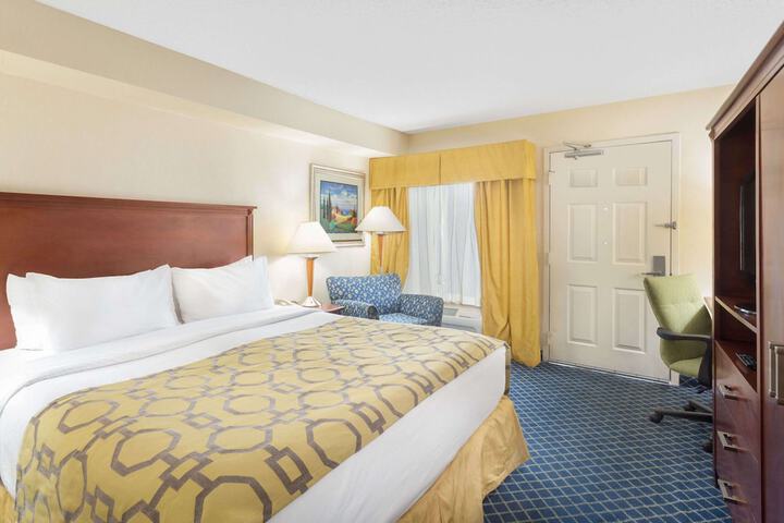 Room 11 of 28