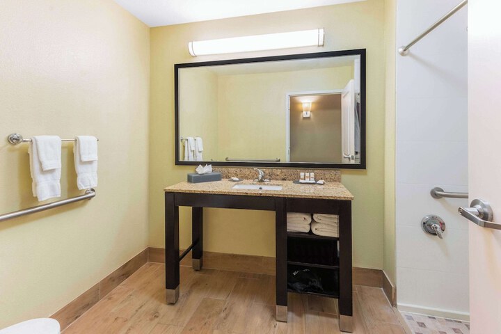 La Quinta Inn & Suites by Wyndham Carlsbad