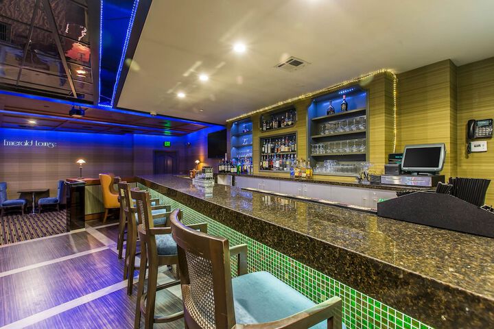 Lounge 77 of 79