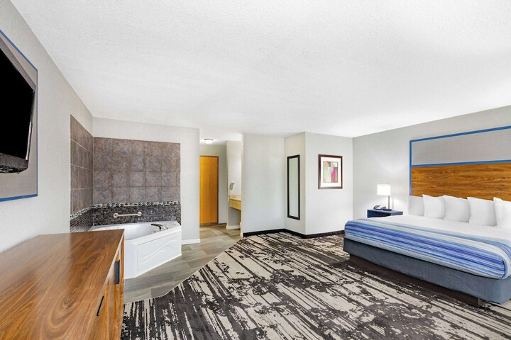 AmericInn by Wyndham Pella