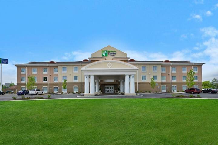 Holiday Inn Express & Suites Utica by IHG