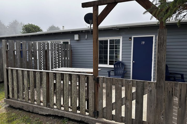Tillicum Beach Motel (Deanes Oceanfront Lodge)