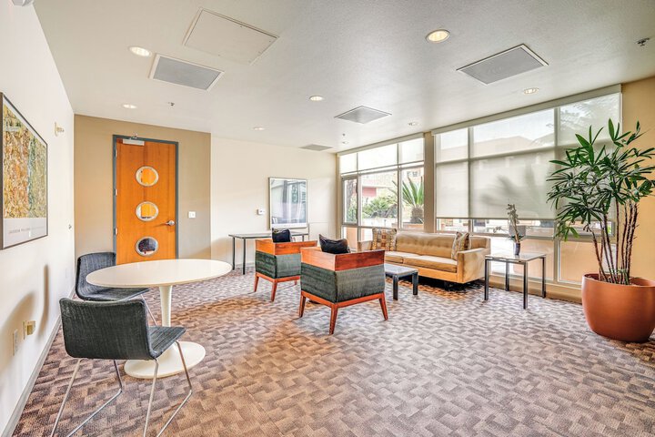 Luxe Condo w / Private Patio & Perks in Emeryville!