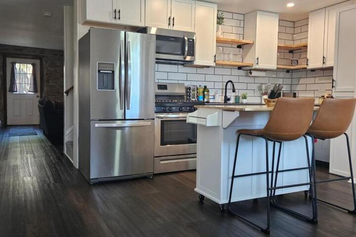 Cozy & Modern 3-Bed Retreat - 8 Mins to Bridge St