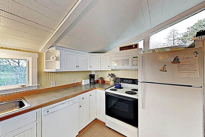 Ocean-view Sunrise - Steps To Beach 2 Bedroom Cottage