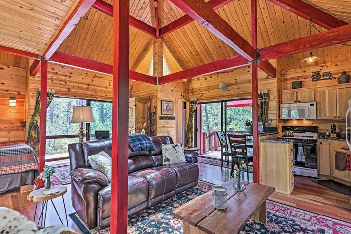 Furnished Deck: Romantic Strawberry / pine Studio!