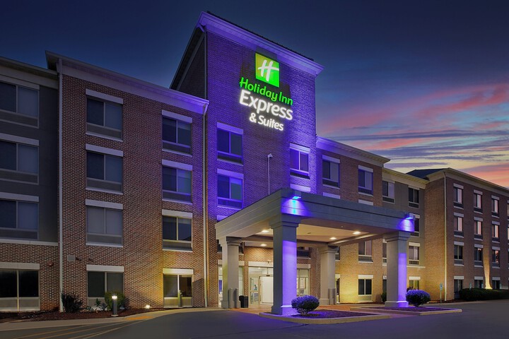 Holiday Inn Express & Suites Milwaukee Nw Park Place by IHG