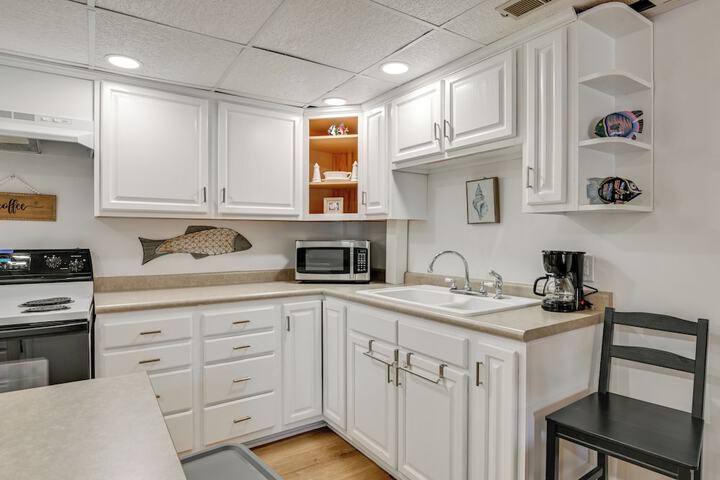 Spacious Lake Norman Retreat w / Boat Ramp!