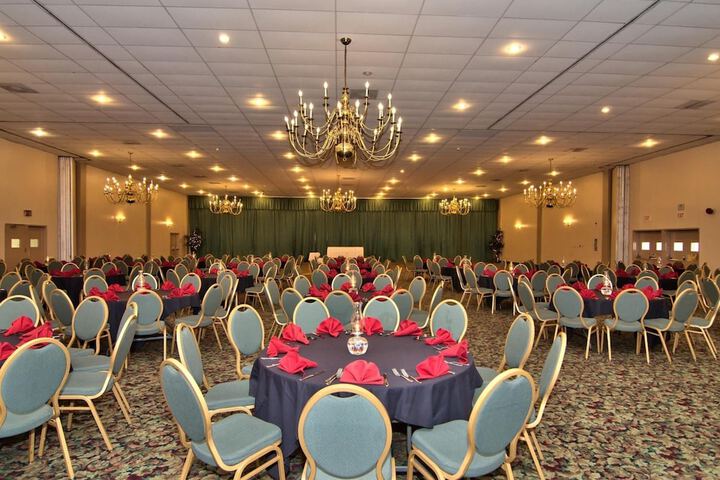 Ballroom/Hall 27 of 31