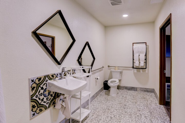 Room 13 of 32