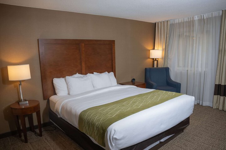 Comfort Inn & Suites Erie - Splash Lagoon Indoor Waterpark