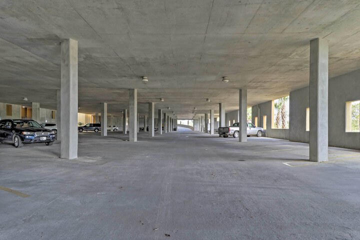 Beachfront Dauphin Island Condo w / 2 Pools & Sauna